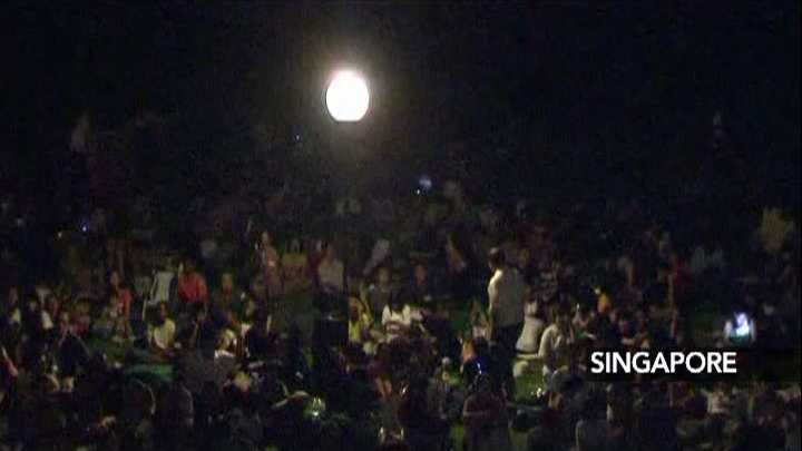 Eclipsa totală de lună a scos pe străzi sute de mii de curioşi din toată lumea