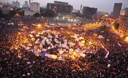 UN MILION de oameni au protestat în Egipt. Pe străzile din Cairo s-a dezlănţuit dezastrul. Sute de manifestanţi au fost răniţi