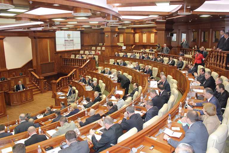Fustele scurte ale jurnalistelor – din nou subiect de dezbateri între deputați
