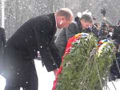 Ghimpu şi Băsescu au depus flori la monumentul Ştefan Cel Mare