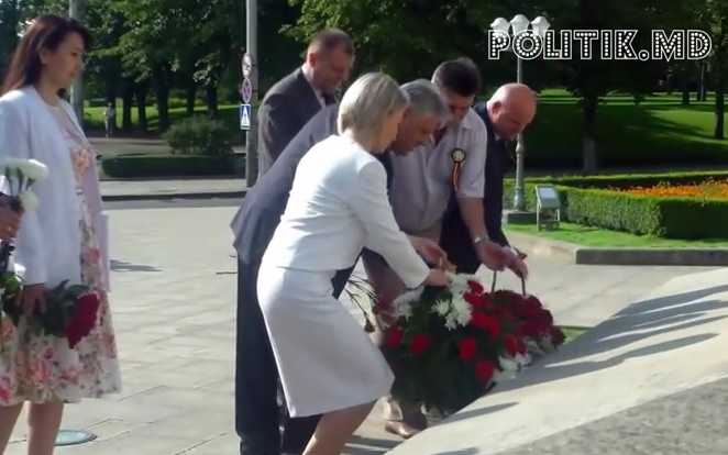 VIDEO // Depunere matinală de flori, la monumentul lui Ștefan cel Mare