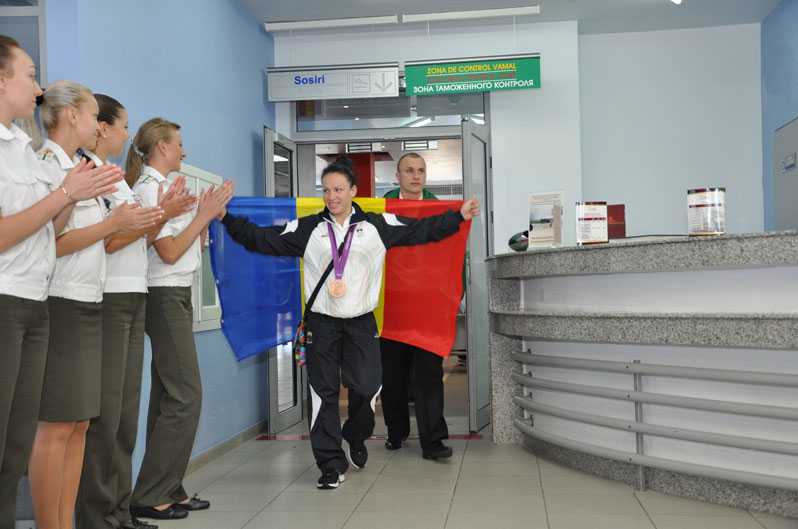 FOTO. Cum au fost întâmpinaţi acasă halterofilii moldoveni, după ce au câştigat două medalii olimpice