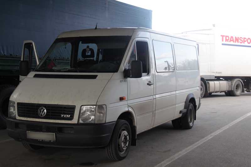 Au încercat să treacă hotarul cu maşini reutilate şi acte false