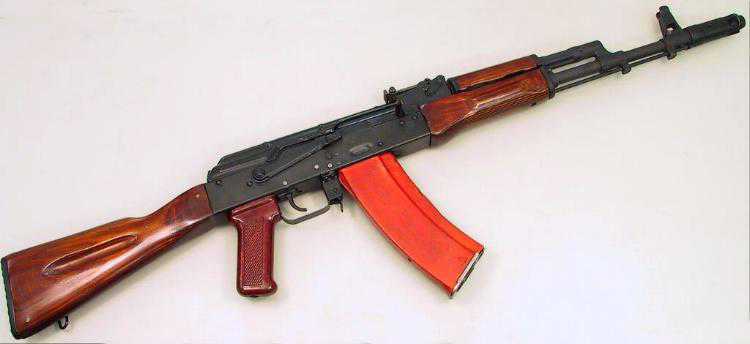 2 militari reținuți pentru sustragerea a 2 arme tip AK-74