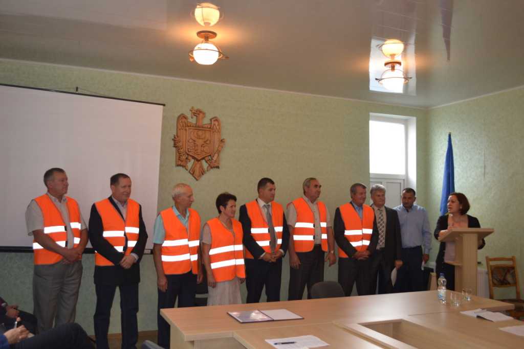 Primul acord de cooperare intercomunitară va oferi servicii de salubrizare pentru 6 sate din raionul Telenesti şi Sângerei / FOTO