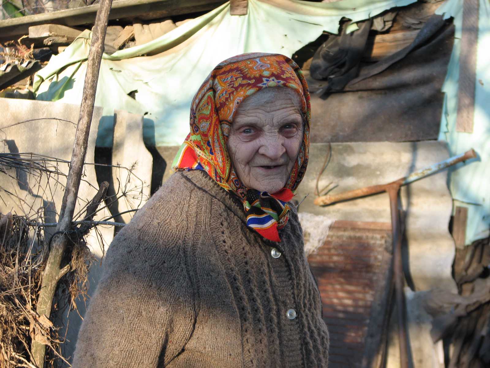 Locuiește singură dintr-o pensie de 800 de lei