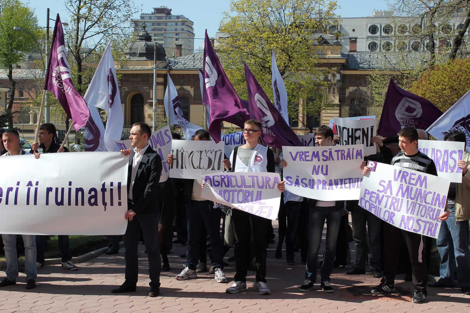 Protest în faţa Ministerului Agriculturii: Fermierii împotriva politicii agrare / FOTO