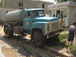 Un minor a furat o maşină din dotarea ACC şi a lovit un microbuz