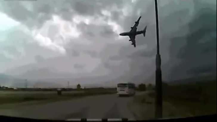 TRAGEDIE. Momentul terifiant în care un avion Boeing 747 se prăbuşeşte împreună cu echipajul VIDEO