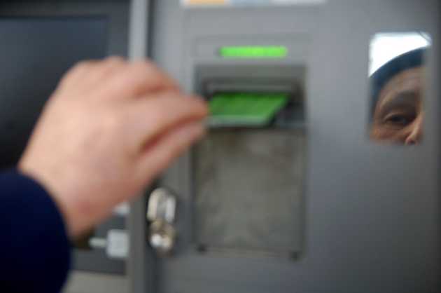 Surpriza la bancomat: Aparatul i-a eliberat ”rest” un şoarece