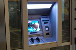 Doi cetăţeni ai României scanau carduri bancare de la bancomatele din Moldova