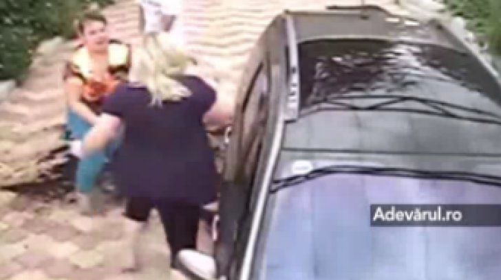VIDEO – Bătaie ca-n filme la Orhei. Două familii împoart o curte