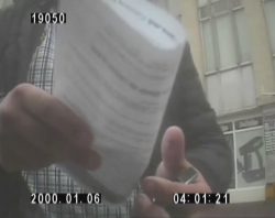 VIDEO. Doi moldoveni ofereau ilegal servicii de perfectare a cazierului judiciar străin