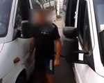 VIDEO. Bărbat reținut în în timp ce aproviziona ilegal cu motorină microbuzele de rută