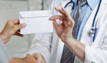 Medic din capitală prins cu mită. A cerut 800 de euro pentru o operatie la ochi