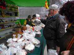 Iarmarocul de Paşti îşi aşteaptă cumpărătorii