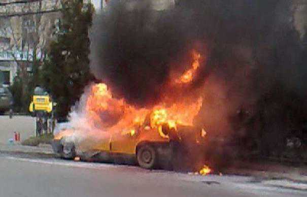 Un taxi a explodat în Chişinău. Şoferul a ajuns la spital cu arsuri grave