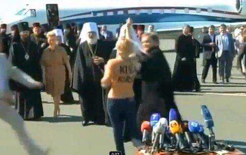 VIDEO. Patriarhului Bisericii ortodoxe ruse, apostrofat de o militantă cu sânii goi