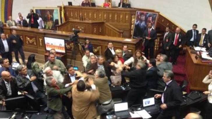 BĂTAIE CU PUMNI ŞI PICIOARE în Parlamentul Venezuelei. VIDEO