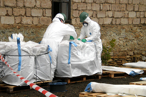 Armata Națională va distruge circa 170 de tone de pesticide din depozitul de la Taraclia / FOTO