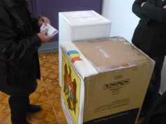 Încălcări electorale: mai multe persoane în cabina de vot, agitaţie electorală