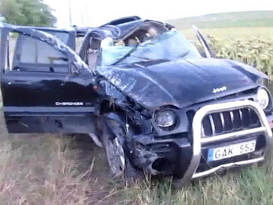 Viteza l-a costat viața. Tânăr mort după ce s-a răsturnat cu mașina