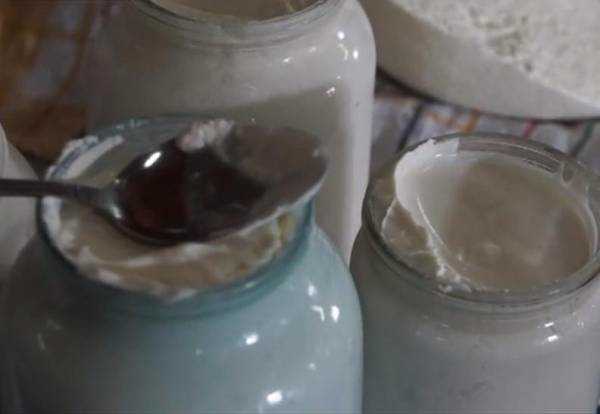 VIDEO. Bătaie de joc în grădinițe! Copii alimentați cu brânză și smântână cu termen expirat