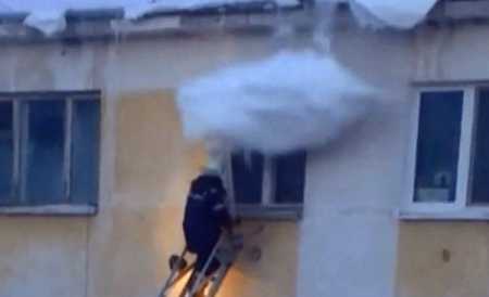 ŞOCANT! S-a transformat din salvator în victimă! Vezi ce a păţit un pompier într-o misiune. VIDEO