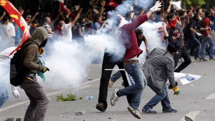 PROTESTELE din TURCIA continuă: Mii de manifestanţi au ocupat din nou Piaţa Taksim din Istanbul. Poliţia a folosit gaze lacrimogene