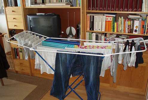 Aproape NIMENI nu s-a gândit. De ce este PERICULOS să îţi usuci RUFELE ÎN CASĂ