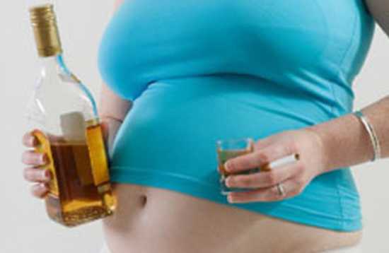 S-a născut beat. Mama copilului ar putea ajunge la închisoare