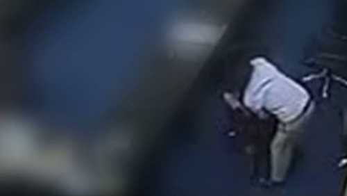 Politician filmat în timp ce VIOLA o angajată leşinată. VIDEO