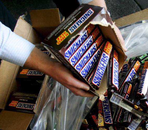 Veste tristă pentru iubitorii de dulciuri! Snickers renunţă la batoanele „king size”