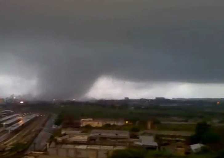 TORNADĂ în Italia: 20 de răniţi IMAGINI SPECTACULOASE