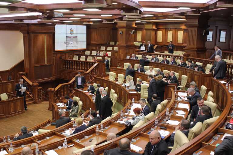 Critici în Parlament. Politica bugetar-fiscală – aprobată în prima lectură