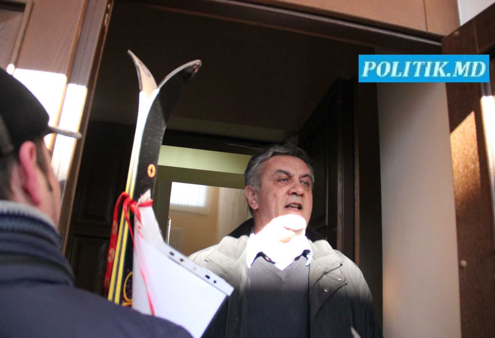 deputatul Reidman in fata protestatarilor