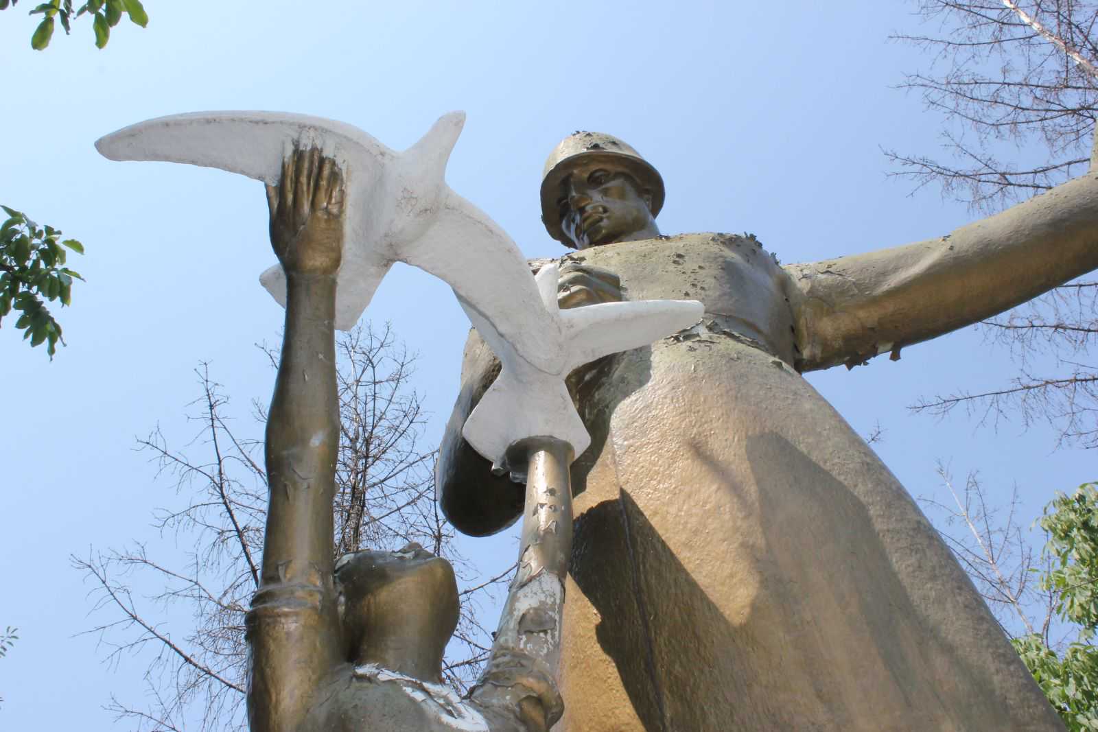 VIDEO // Manifestaţie contra demolării monumentelor sovietice