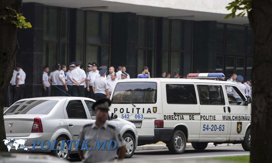 (video) Câteva sute de protestatari au alungat mașina PublikaTV din PMAN. Poliția a format un cordon
