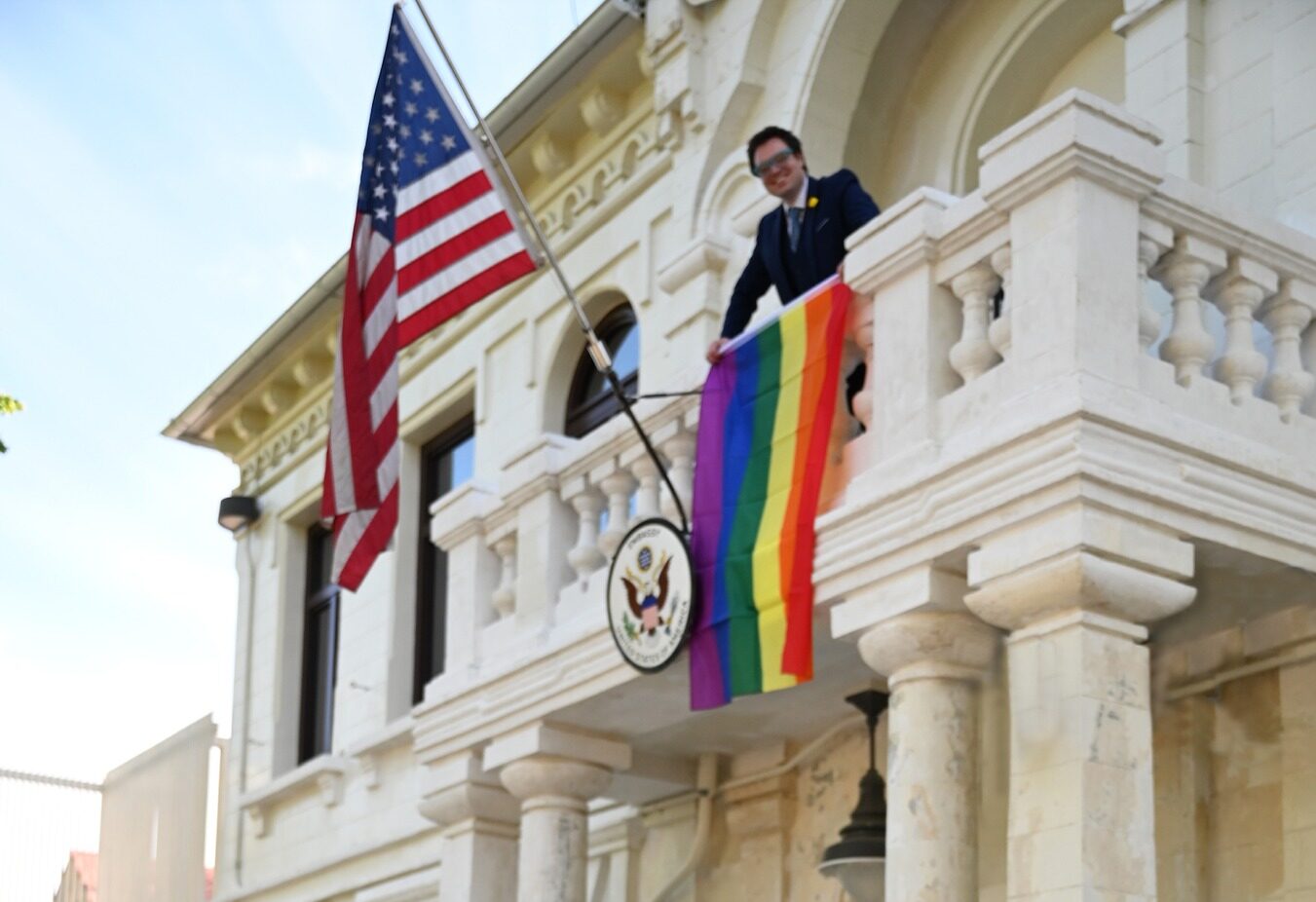 Pe sediul ambasadei SUA de la Chișinău flutură drapelul ”minorităților sexuale” – Ambasadorul Logsdon: ”E drapelul mândriei”