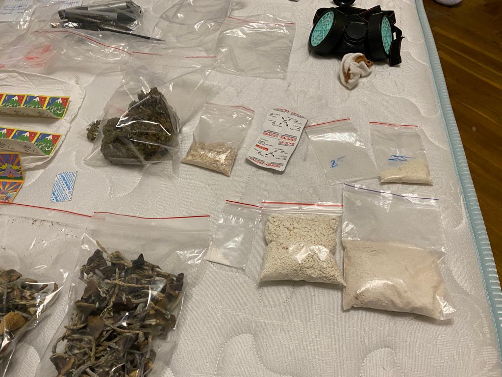 Procurorii au reținut patru indivizi pentru contrabandă și vânzare de droguri – organizau plasarea în peste 4900 de ascunzișuri