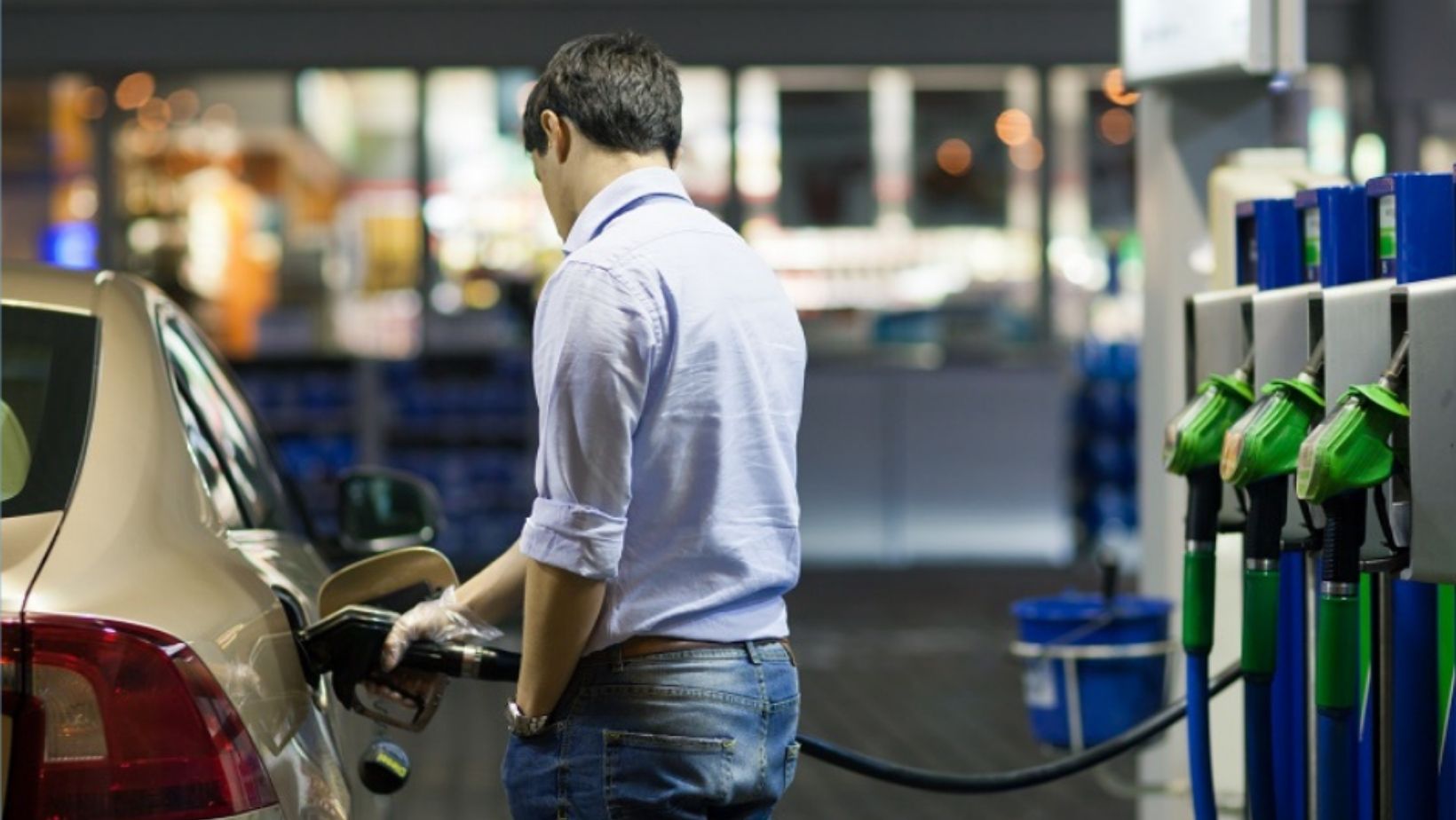 Motorina se ieftinește, iar benzina se scumpește – vezi noile prețuri plafon