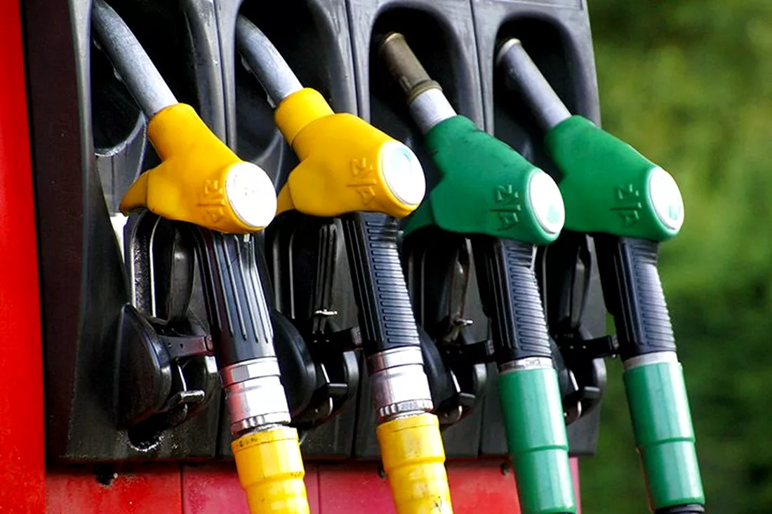Carburanții se ieftinec în weekend – Iată cât va costa benzina și motorina