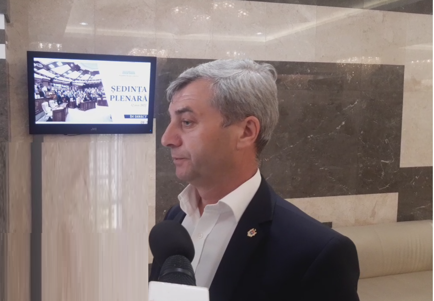 Spune că preferă să circule cu transportul public, dar nu știe cât costă o călătorie cu troleibuzul – Gafa unui deputat socialist