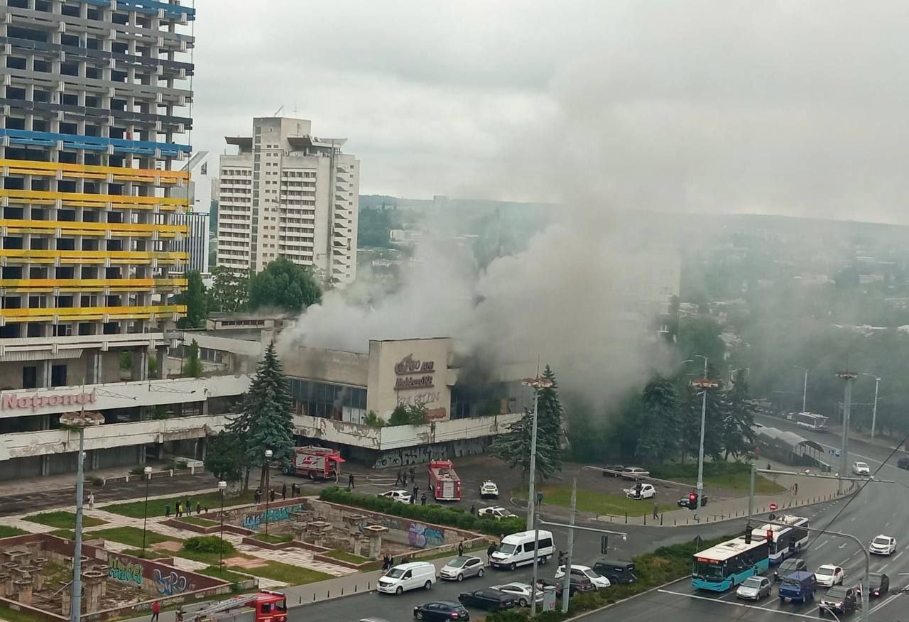 FOTO// Incendiu lângă Hotelul Național – oamenii străzii care se adăposteau în interior, au fost evacuați