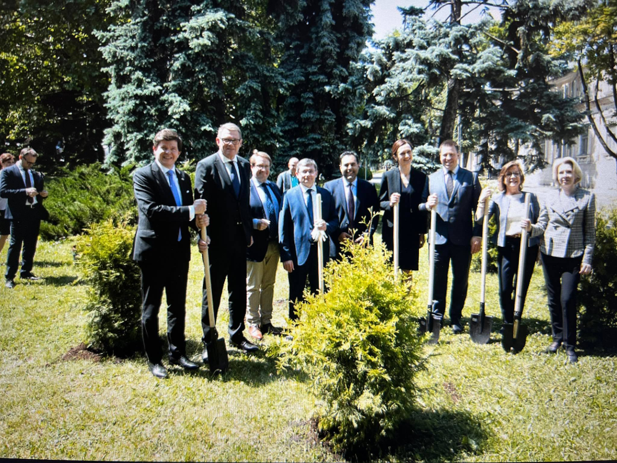 VIDEO// La costum, în pantofi și cu mănuși albe, la plantat copaci – Ipostazele în care au fost surprinși mai mulți oficiali de rang înalt