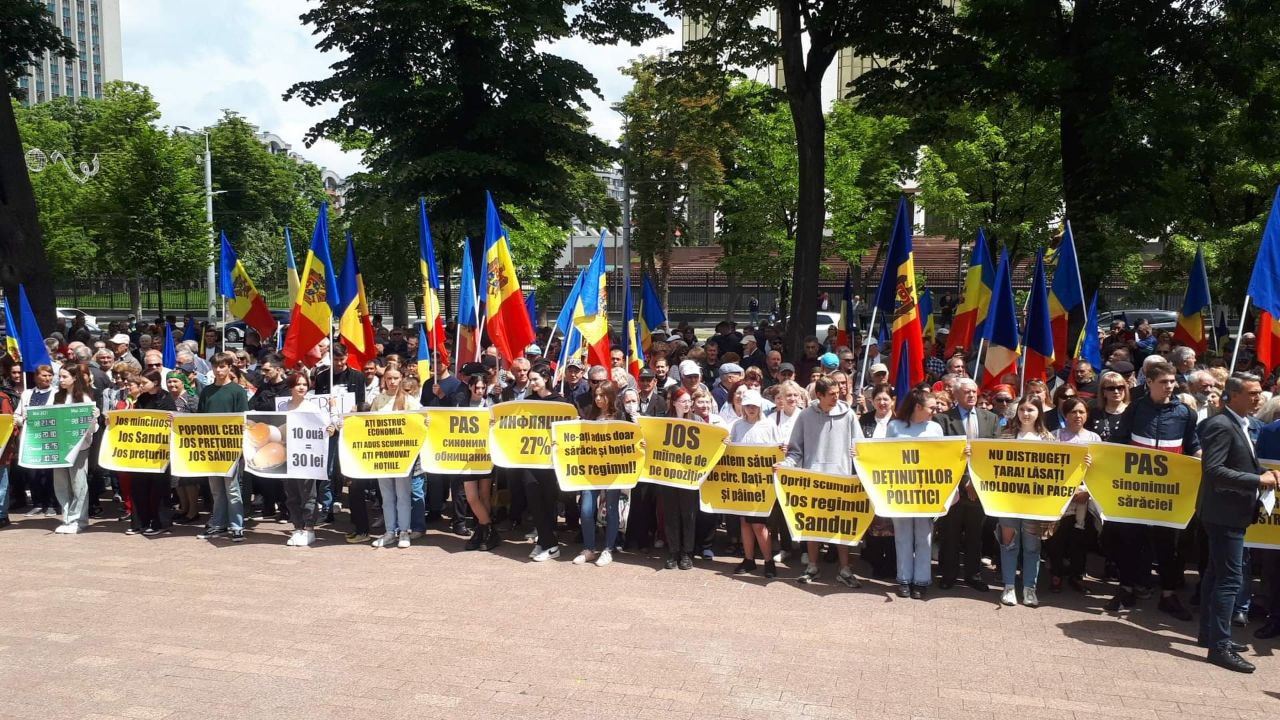 Socialiștii organizează o acțiune de protest în fața Parlamentului