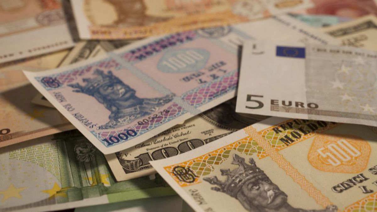 Curs valutar, 12 august: Euro crește, dolarul scade