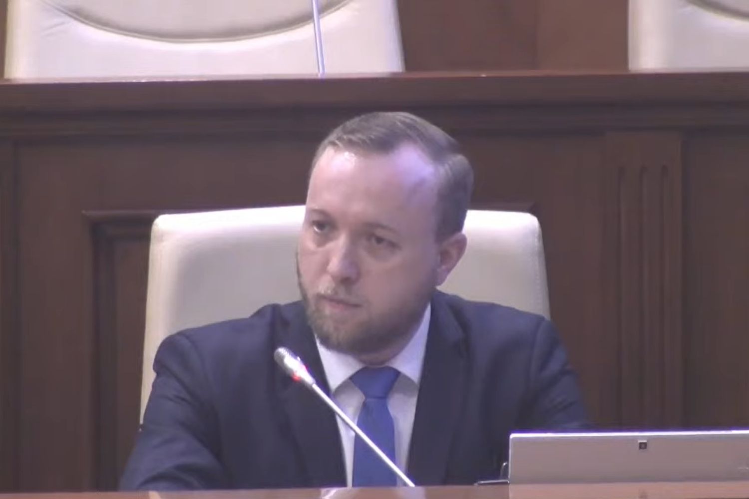 LIVE// ”Noul director SIS, cu două cetățenii”-  Alexandru Musteață, declarații de ultimă oră în plenul parlamentului