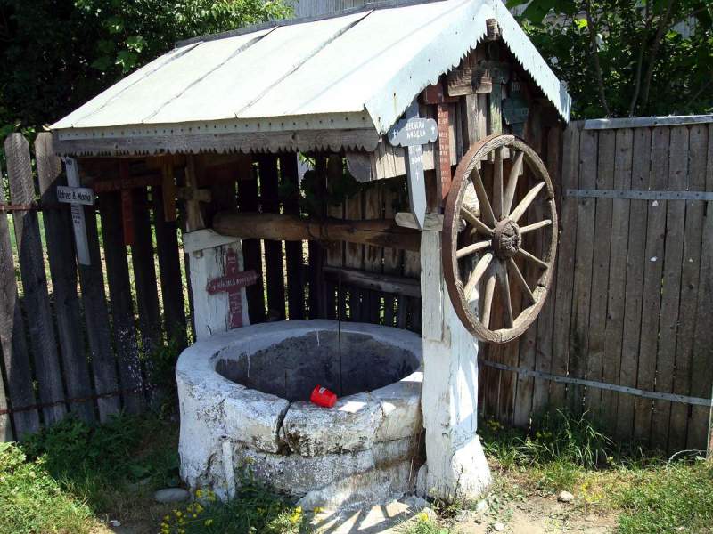 O femeie s-a îmbătat și a sărit în fântână: Ce s-a întâmplat cu ea după incident