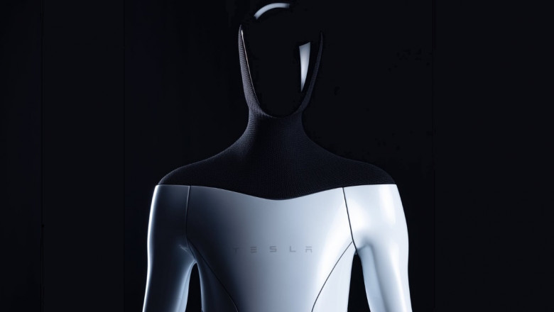 Elon Musk pregătește lansarea roboților umanoizi Optimus: Aceștea vor putea să tundă iarba și să facă sex